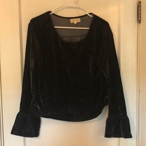 Velvety sweater with cute sleeves!